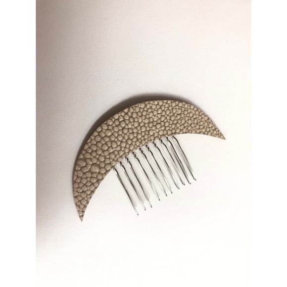 Artisan Handmade Leather Crescent Moon Celestial hair comb- Beige cobblestone - Picture 4 of 7